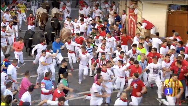 Encierro rapidísimo de los Victorianos con muchas caídas, pisotones y un corredor volteado en la Plaza de Toros