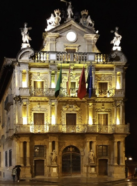 Concierto de Motxila 21 e iluminación especial de la Casa Consistorial de Pamplona para simbolizar la lucha contra el cáncer infantil