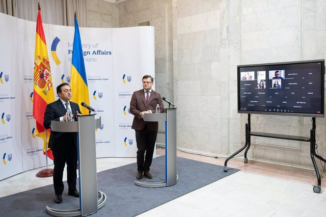 Albares viaja a Kiev para hacer entrega de 30 ambulancias