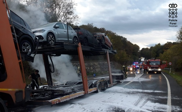 Reabierta al tráfico la N-121-A, que había sido cortada en Arraitz por un camión ardiendo
