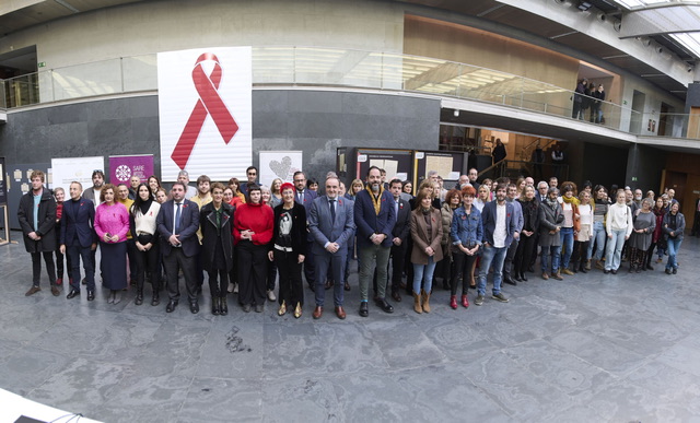 El Parlamento de Navarra se adhiere al Día Mundial contra el Sida en el 40º aniversario del primer diagnóstico
