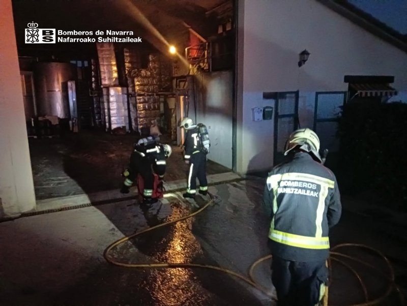 Extinguido un incendio en una nave de productos agrícolas en Aberin