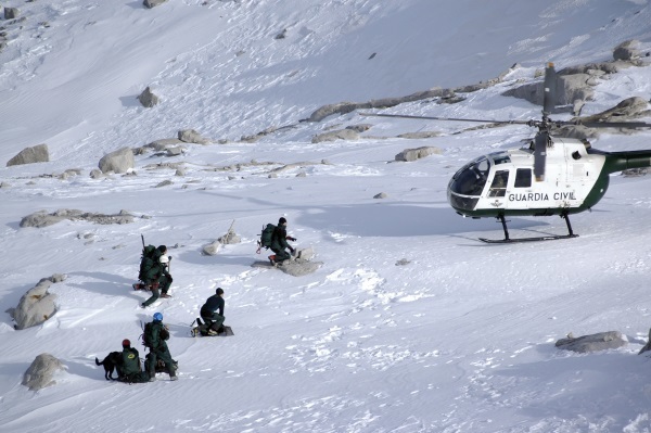 Rescatados dos senderistas arrastrados por una avalancha de nieve