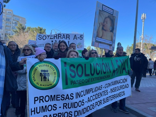 Más de medio millar de vecinos corta la A-5 en Madrid como protesta por los ruidos y contaminación de la autovía