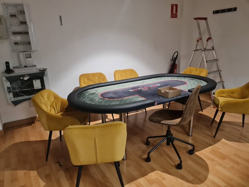 Destapan una sala de póker clandestina en la Milagrosa: la operación se salda con tres detenidos