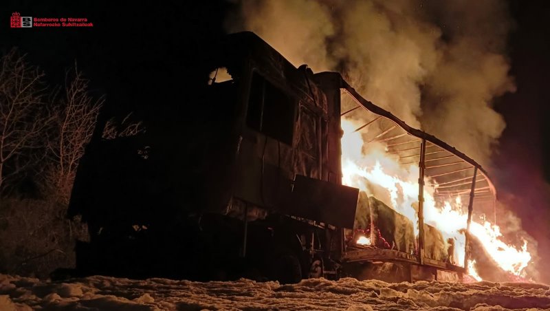 Susto en Etxarren con el espectacular incendio de un camión que transportaba madera