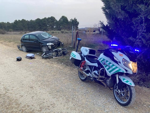 Herido un hombre de 65 años en un atropello de un coche a un motorista en Rada
