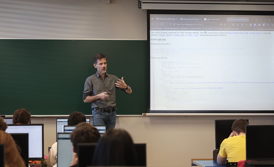 El profesor Rafael Mayoral, de la Universidad de Kempten, imparte clases en el Grado en Ingeniería Biomédica de la UPNA