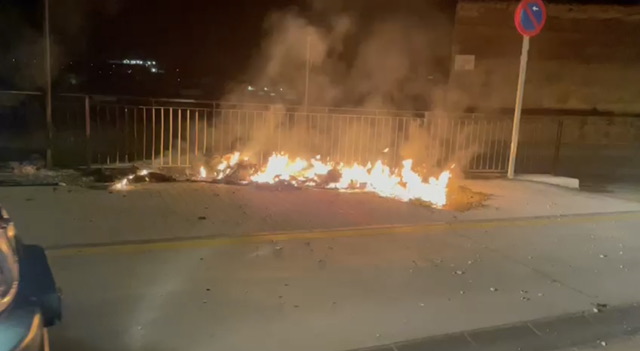 Detienen a un joven por el incendio intencionado de varios contenedores en Bilbao