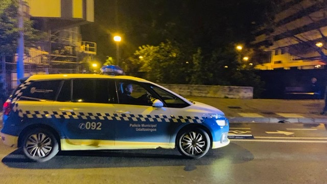 Le propina una brutal paliza tras una pelea en una discoteca de Abejeras y aprovecha para robarle la riñonera 