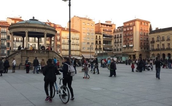 La oposición municipal pide que se conceda licencia para terraza al local Laba Elkartea de la Plaza del Castillo