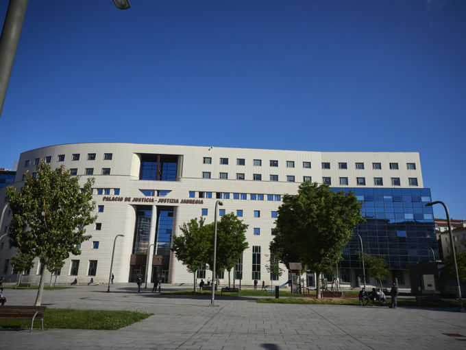 Condenado a 7 años y 6 meses de cárcel un hombre que apuñaló dos veces en el cuello a otro en Pamplona