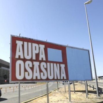 Tapan el logotipo de EH Bildu y los iconos de las banderas de las vallas junto a la Cartuja