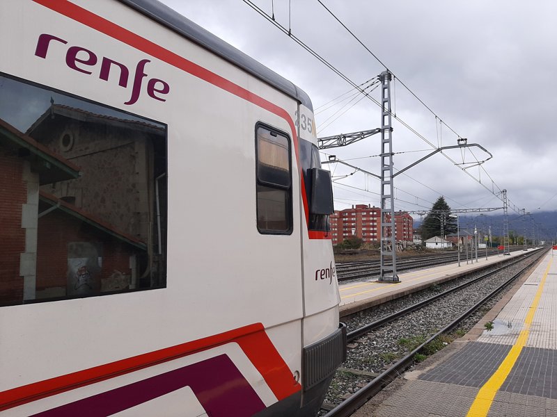 Un tren con 160 pasajeros arrolla a un tractor en Fuenmayor sin causar heridos
