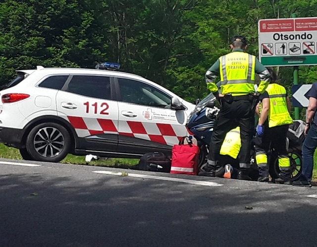 Un motorista francés sufre una caída en el puerto de Otsondo