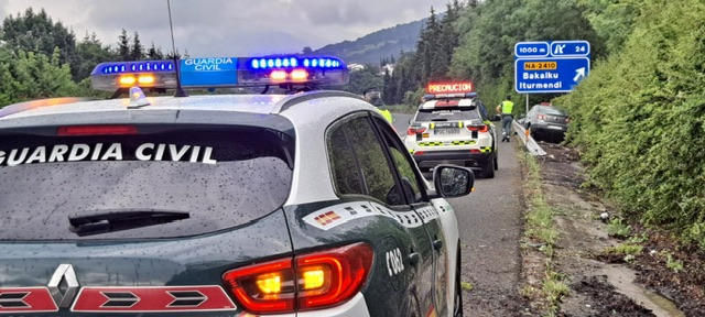 Un herido leve tras una colisión entre dos turismos en Iturmendi