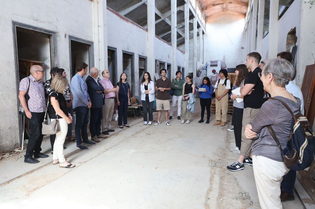 Estudiantes de arquitectura diseñarán la reutilización del silo viejo de Tafalla para viviendas y la adecuación de las casas de camineros de Oronoz-Mugairi para personas mayores
