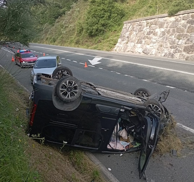 Espectacular vuelco de un coche en la entrada de la boca sur del túnel de Belate en Arraitz/Ultzama acaba solo con un herido leve