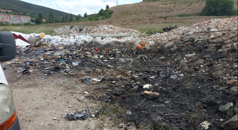 Bomberos de Navarra controlan un fuego en un vertedero en Tiebas