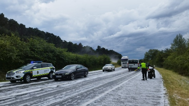 Intensa tormenta de granizo en la AP-15, en Iza