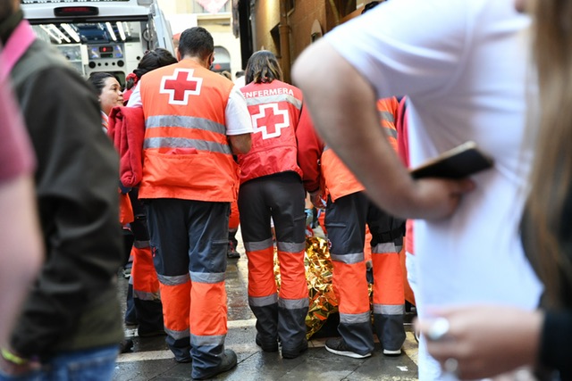 Agrede a una sanitaria y causa desperfectos en dos ambulancias de Cruz Roja cuando le estaban atendiendo tras el encierro
