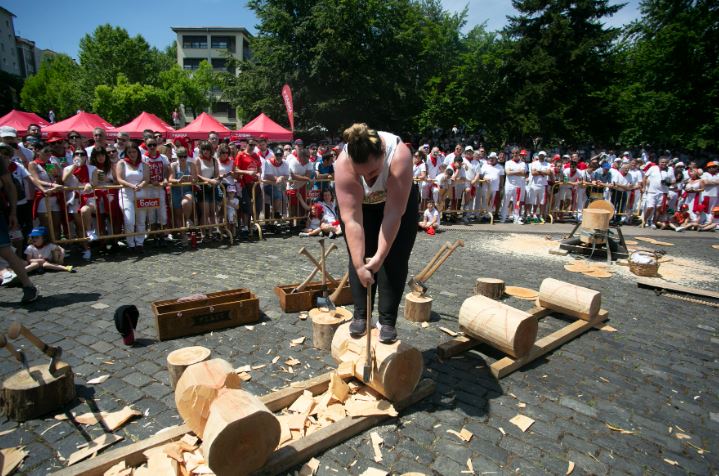 El deporte rural cierra su programa en San Fermín con sokatira mixto, exhibición de aizkora y giza proba