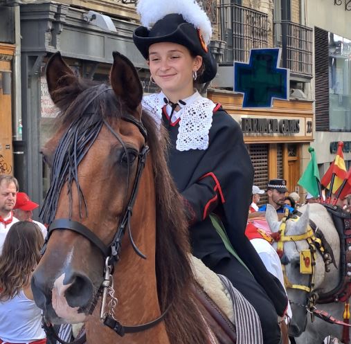 Ha hecho historia: Ane Arraiza se convierte en la primera mujer alguacililla de la Monumental de Pamplona