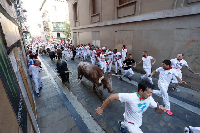 Pamplona se compromete a implementar un sorteo para que la ciudadanía pueda ver el encierro en balcones municipales