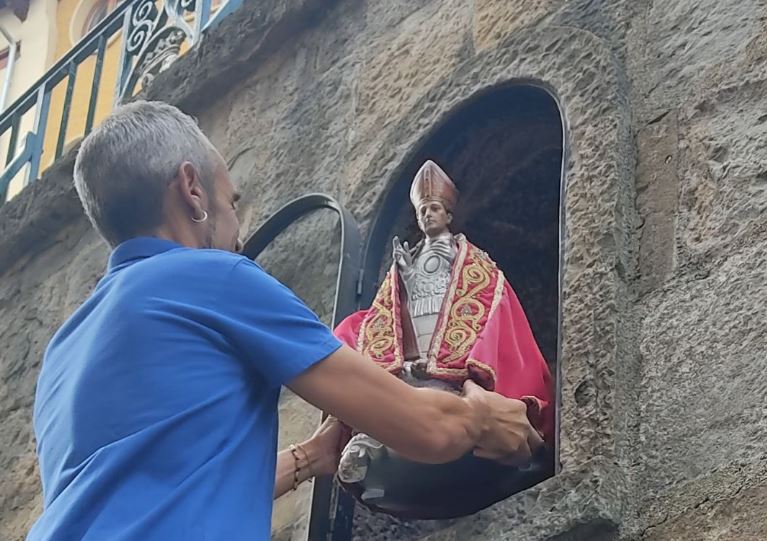 La figura de San Fermín municipal regresa a la hornacina de la cuesta de Santo Domingo tras el final de las fiestas