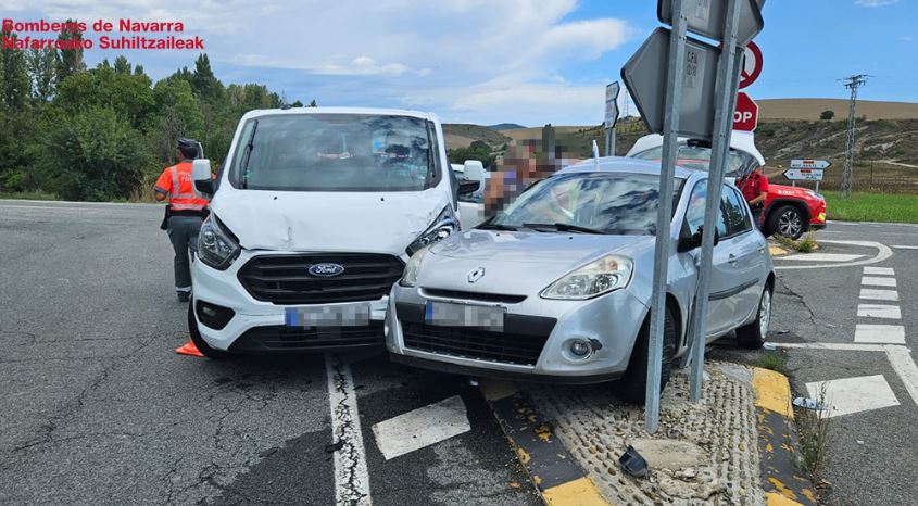 Herido leve un conductor de 79 años tras chocar contra una furgoneta en el cruce de Urroz Villa