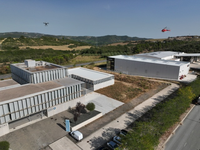 Navarra realiza una prueba de vuelo pionera en labores de rescate con la intervención de un dron y un helicóptero