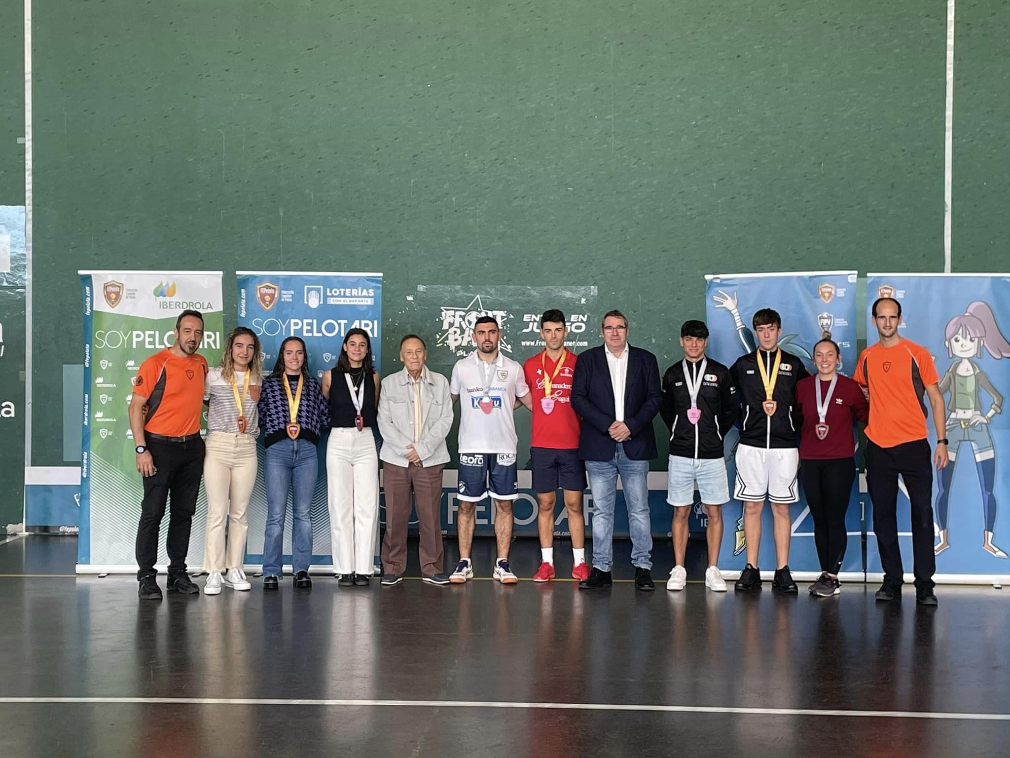 Los navarros Iker Espinal y Ane Mendiburu, del Club Pelota Huarte, triunfan en el Campeonato de España de Frontball