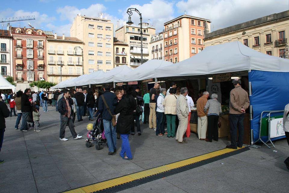 La Plaza del Castillo acoge desde este miércoles la Feria del Producto Local con más de treinta casetas de 45 productores y productoras
