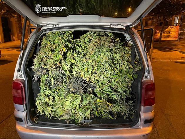 Huyen a la carrera dejando su coche repleto de marihuana en Cuatrovientos