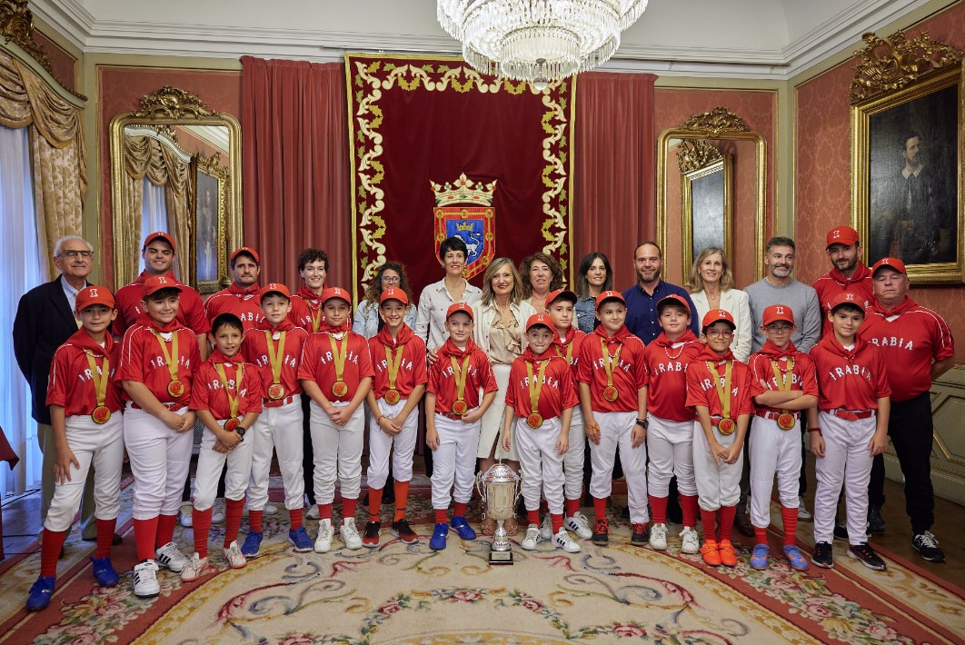 El Ayuntamiento de Pamplona recibe al equipo sub 11 de Irabia Beisbol, campeón de España de béisbol con máquina de lanzar