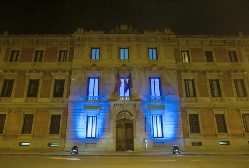 Parlamento de Navarra y Ayuntamiento de Pamplona iluminan sus fachadas de azul en recuerdo de las personas fallecidas