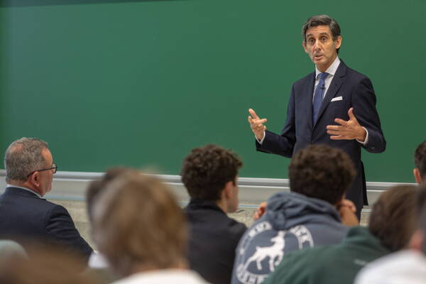 El presidente de Telefónica visita Pamplona para conocer de primera mano el proyecto del Centro BIOMA