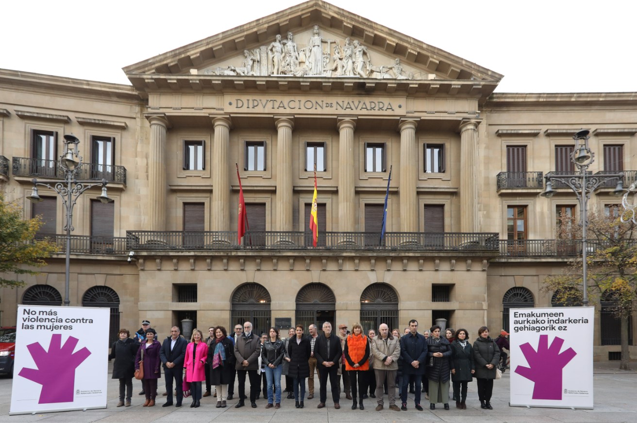El Gobierno de Navarra se concentra este 25N para expresar su compromiso con la eliminación de la violencia contra las mujeres