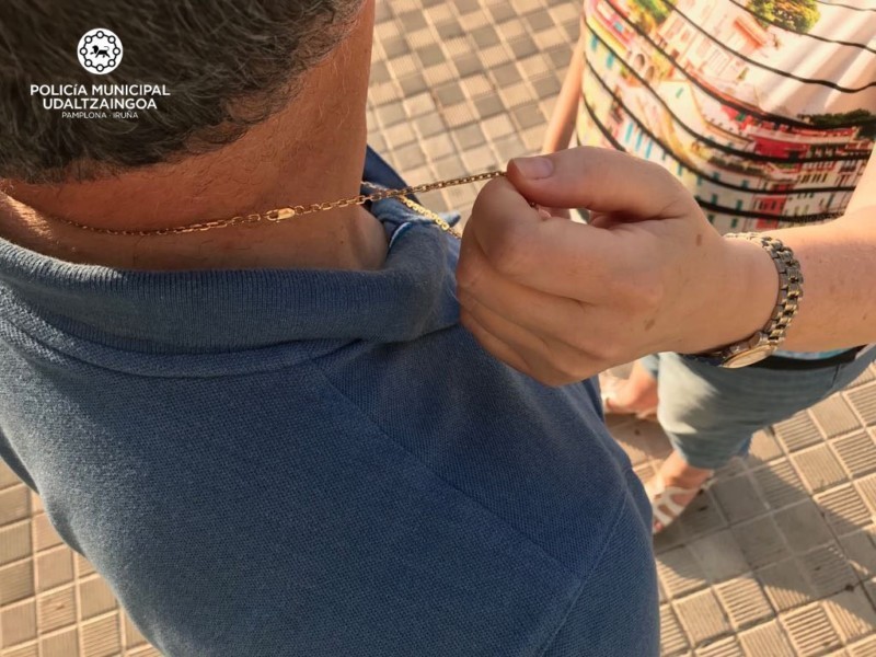 Denuncian dos hurtos por el 'abrazo cariñoso' en Pamplona