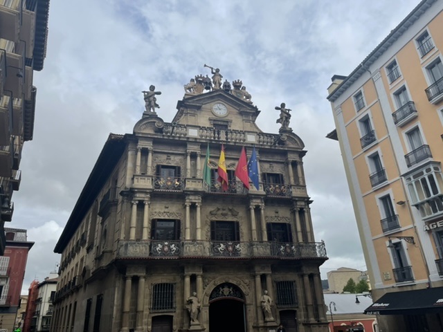 El consistorio inicia el procedimiento para disolver la sociedad pública SAD Pamplona SL y unificar el servicio municipal de atención domiciliaria