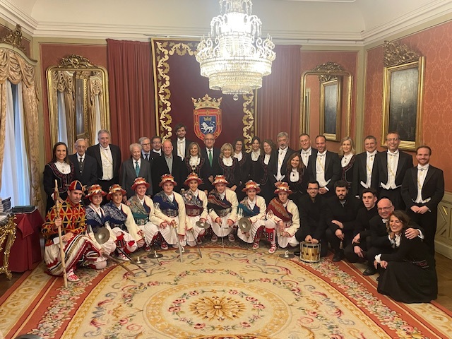 Pamplona celebra un reconocimiento a ex alcaldes, actual corporación y al grupo de Danzas Duguna, por sus 75 años