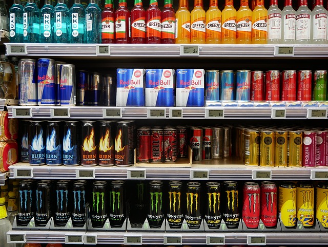 Dietistas-nutricionistas piden restringir publicidad de alimentos no saludables y prohibir las bebidas energéticas