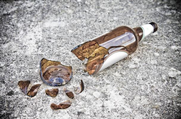 Detenido tras lesionar de un botellazo a otro hombre en un local de la calle Abejeras