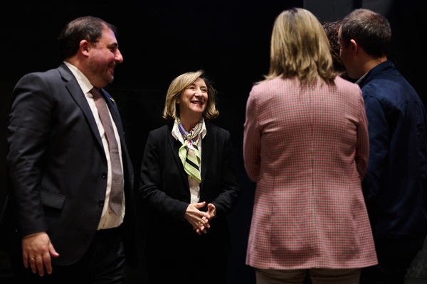 El Parlamento despide con una gran ovación a Olga Urmeneta, ujier de la Cámara