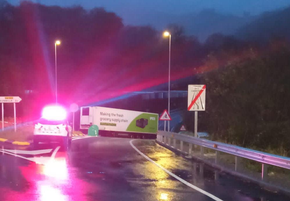 Investigan a un varón por dejar un remolque abandonado en la carretera NA-1210, en Sunbilla