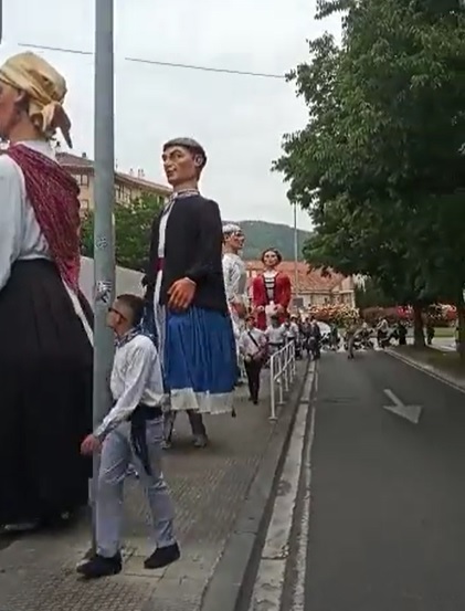 Se acabó la vergüenza de los desfiles de las comparsas de Gigantes por las aceras de los barrios de Pamplona