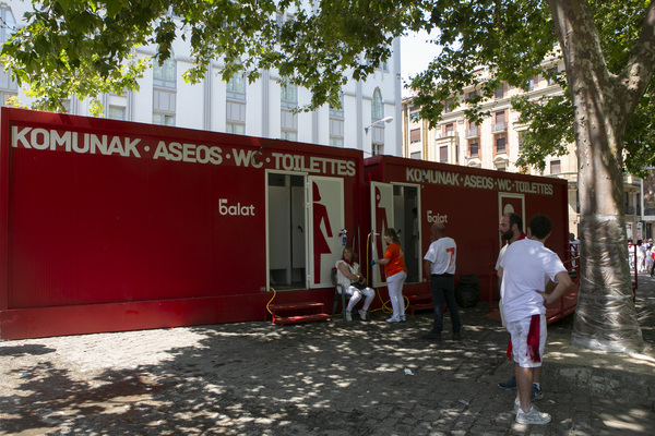 Pamplona licita los aseos portátiles para las fiestas de San Fermín y ampliará este contrato para baños en San Fermín txikito