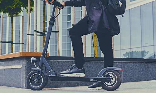 Sancionan a un menor por circular drogado y sin casco con un patinete eléctrico por una acera de Tudela