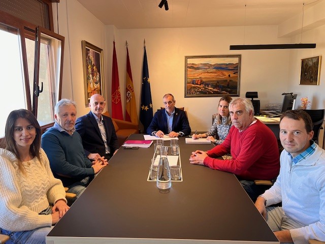 Óscar Chivite y representantes de la UAGN mantienen su compromiso de trabajar coordinados para que el agua del Canal de Navarra llegue cuanto antes a la mayor parte de la Comunidad Foral