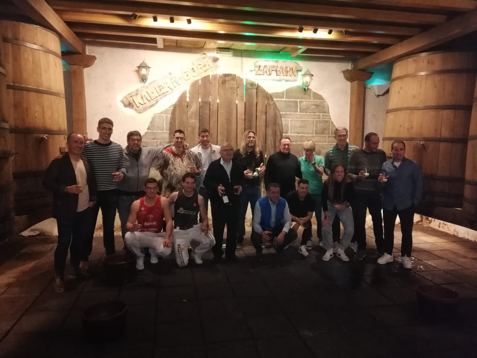 El deporte navarro protagoniza el tradicional ¡txotx! de la sidrería Kalean Gora de Pamplona